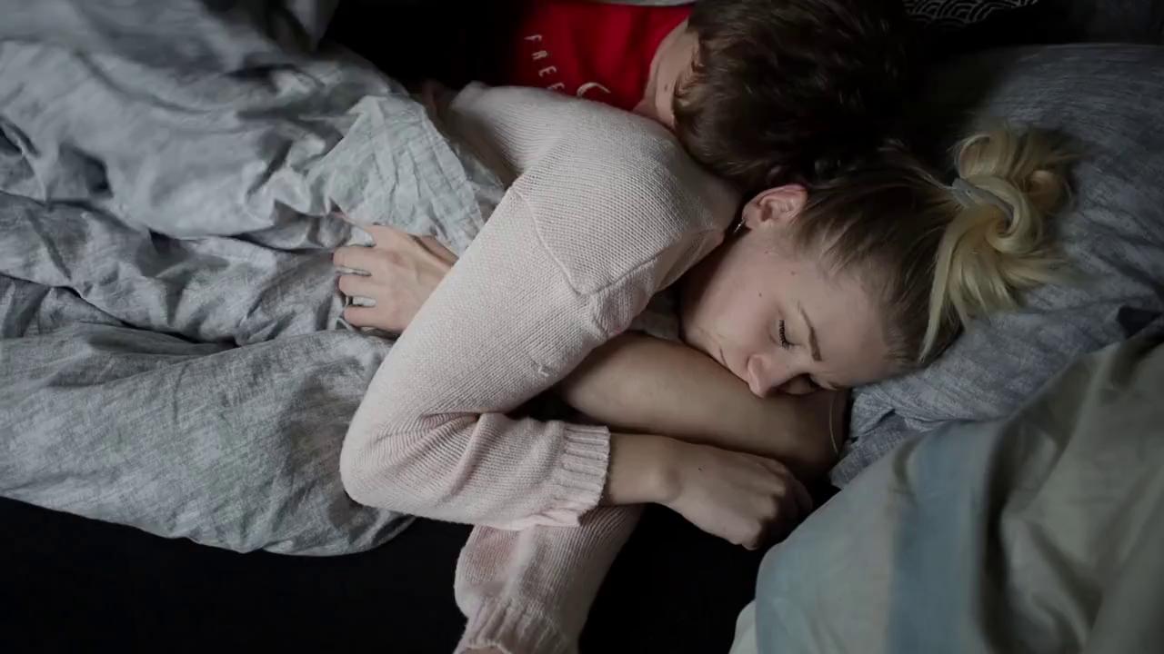 Жесткий трах спящей блондинки без цензуры