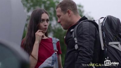 Жесткий секс на капоте оттрахал за волосы