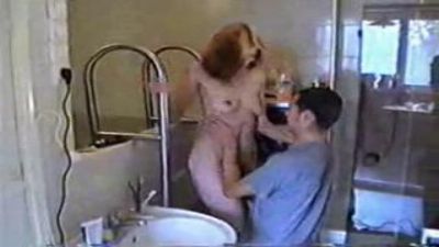 Жесткий минет после душа парень унижает девку