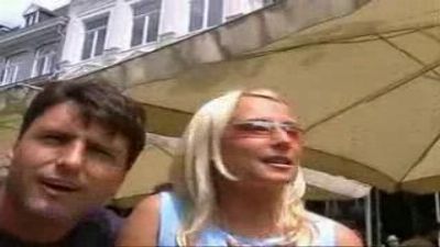 Жесткий публичный групповой секс втроем на улице